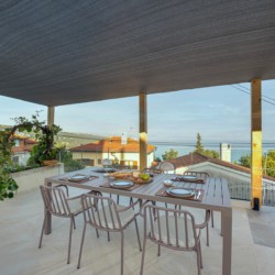 Terrasse mit Meerblick in Opatija: modernes Apartment, ideal für Urlaub in Kroatien.