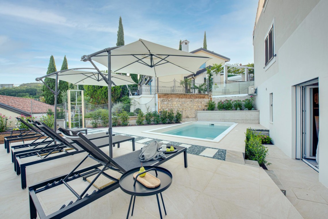 Luxuriöse Ferienwohnung in Opatija mit Pool, Sonnenliegen & Ansicht grüner Landschaft – perfekt für Entspannung. Buchen Sie jetzt auf stayfritz.com!