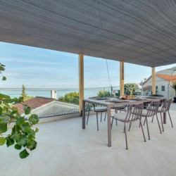 Gemütliche Terrasse mit Meerblick in Opatija, ideal für entspannte Momente in der Premium Apartment Starfish von stayFritz.
