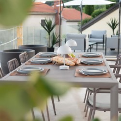 Moderne Terrasse in Opatija: Apartement für Urlaub mit Essbereich im Freien, gemütlich & stilvoll.