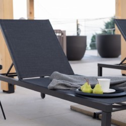 Gemütliche Terrasse mit Liegestühlen und Meerblick in Opatija. Perfekt für Ihren Urlaubsaufenthalt. Buchen Sie jetzt bei stayFritz.