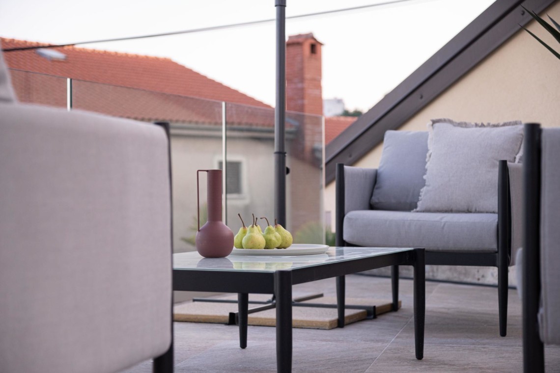 Gemütliche Terrasse ideal für Erholung und Genuss in einem stilvollen Apartment in Opatija.