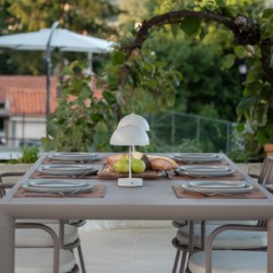 Gemütliche Terrasse der Ferienwohnung in Opatija. Ideal für Mahlzeiten im Freien & Entspannung, umgeben von Grün.
