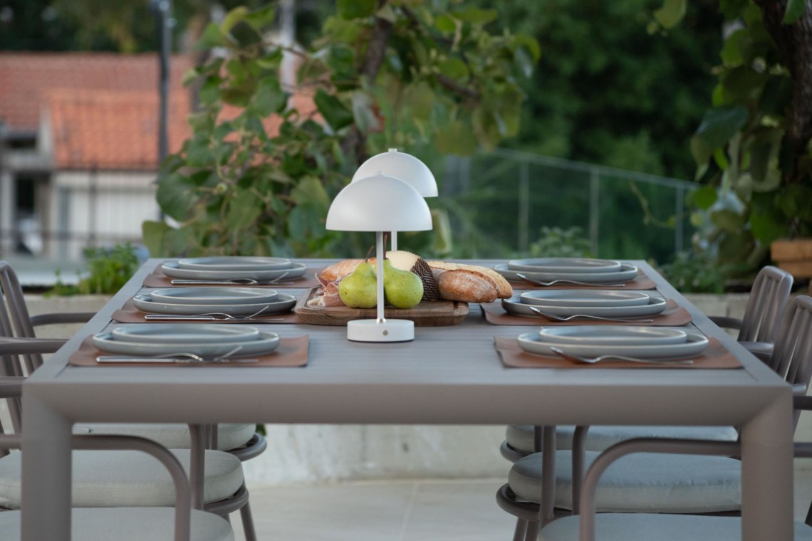 Gemütliche Terrasse in Opatija: stilvolles Apartment, ideal für Urlauber auf der Suche nach Entspannung und Komfort.