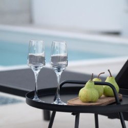 Gemütliches Ambiente am Pool in Opatija: leere Gläser und frische Birnen laden zum Entspannen ein.