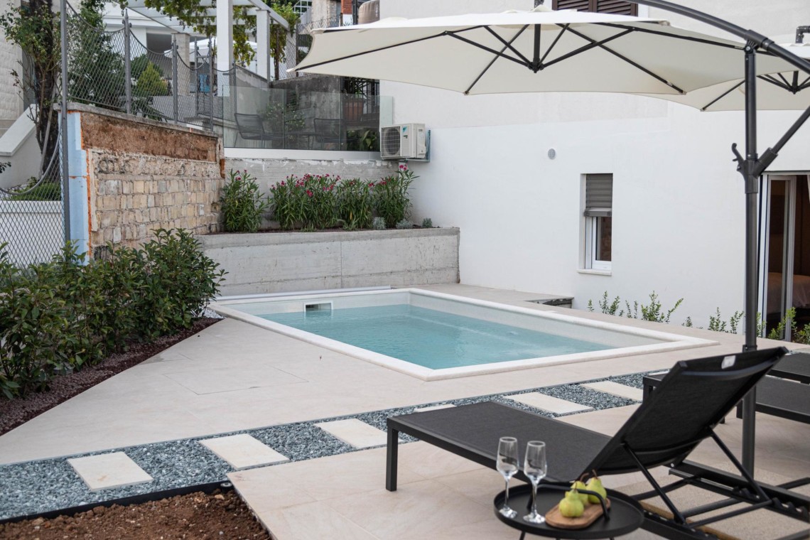Gemütliche Ferienwohnung in Opatija mit privatem Pool, Sonnenterrasse & entspannter Atmosphäre. Ideal für Ihren Urlaub.