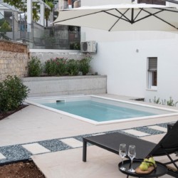 Gemütliche Ferienwohnung in Opatija mit privatem Pool, Sonnenterrasse & entspannter Atmosphäre. Ideal für Ihren Urlaub.