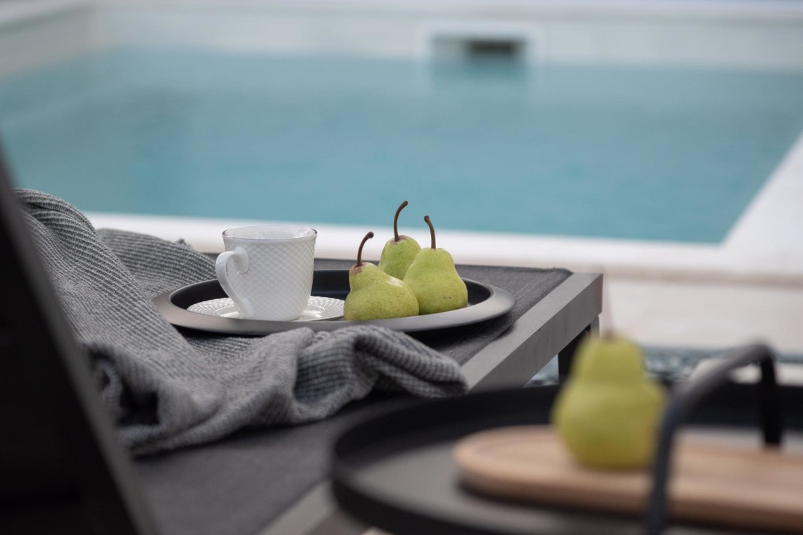 Genießen Sie Entspannung pur in Opatija mit diesem stilvollen Apartment, Poolblick, Kaffee und Früchten. Ideal für Ihren Urlaub!
