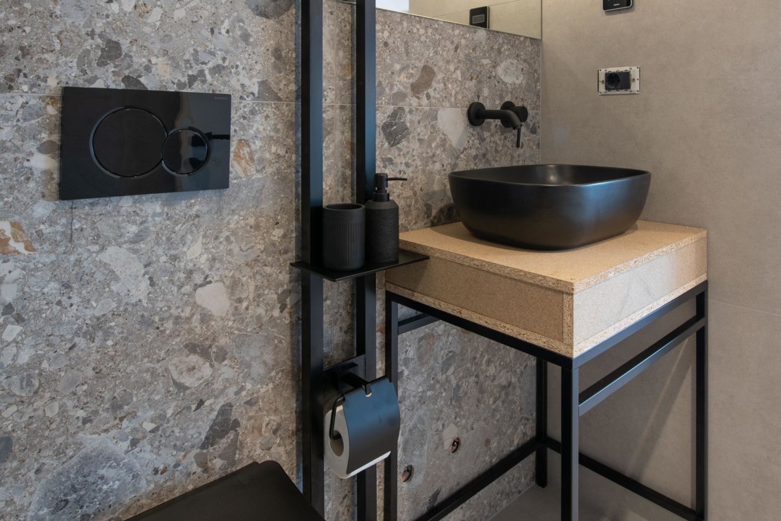 Modernes Badezimmer in Opatija Ferienwohnung mit stilvollem Design und eleganten Materialien. Ideal für entspannten Urlaub.