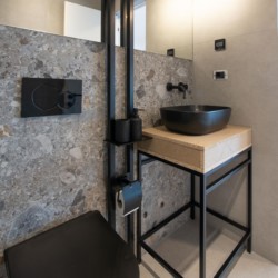 Modernes Badezimmer in Opatija Ferienwohnung mit stilvollem Design und eleganten Materialien. Ideal für entspannten Urlaub.