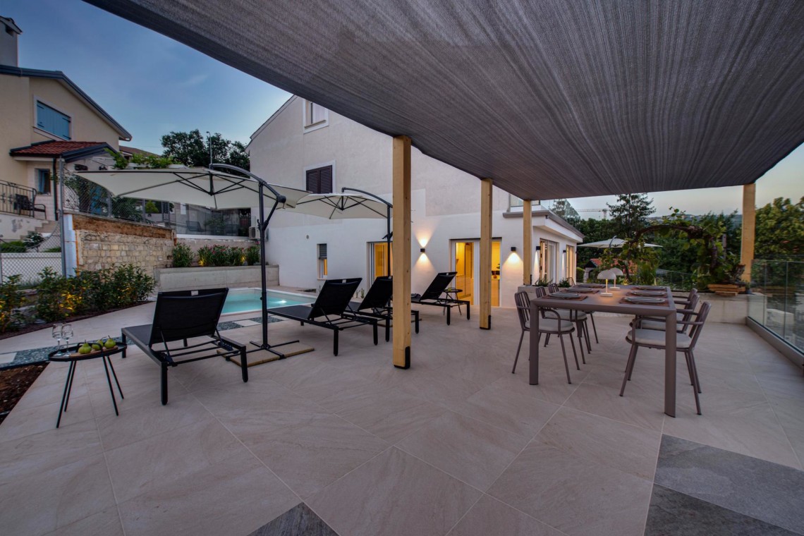 Gemütliche Terrasse mit Poolblick in modernem Apartment in Opatija – ideal für entspannten Urlaub.