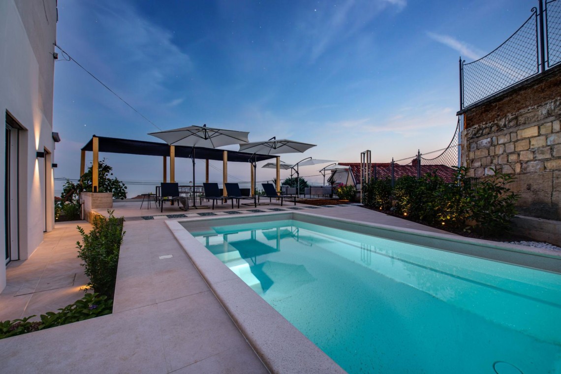 Luxuriöses Pool-Apartment in Opatija, perfekt für entspannte Abende und Erholung.