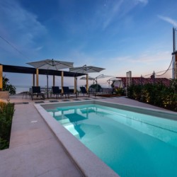 Luxuriöses Pool-Apartment in Opatija, perfekt für entspannte Abende und Erholung.