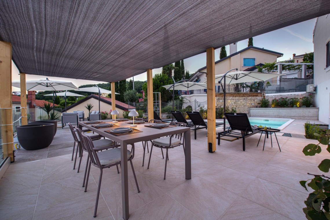 Gemütliches Außenterrassen-Ambiente bei Premium Apartment Starfish in Opatija, ideal für Entspannung.
