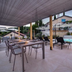 Gemütliches Außenterrassen-Ambiente bei Premium Apartment Starfish in Opatija, ideal für Entspannung.