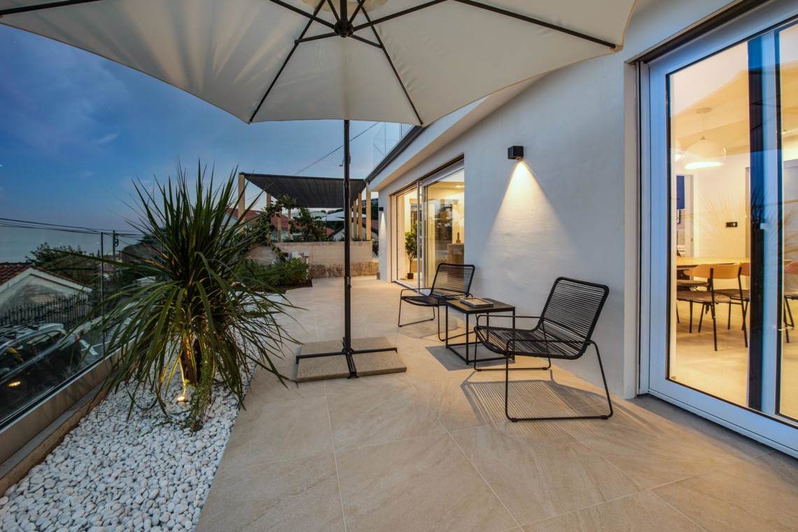Gemütliche Terrasse mit Meerblick in Opatija, ideal für entspannten Urlaub in einer modernen Ferienwohnung. #OpatijaUnterkunft