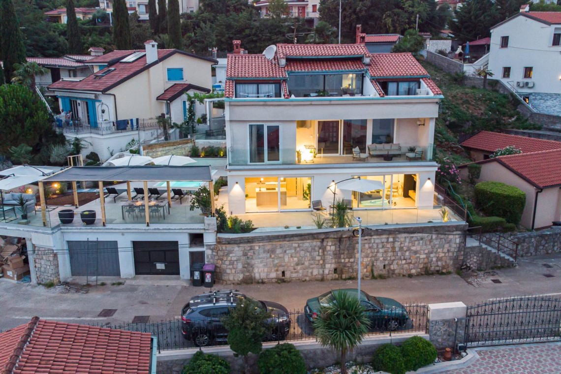 Modernes Apartment in Opatija mit Terrasse und Meerblick, ideal für einen entspannten Urlaub an der Adriaküste.