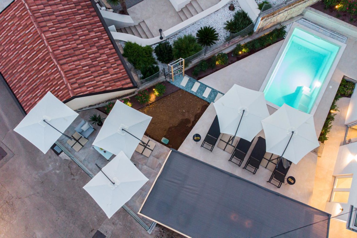 Gemütliches Premium Apartment in Opatija mit Pool, Terrasse & Sonnenschirmen, ideal für erholsamen Urlaub.