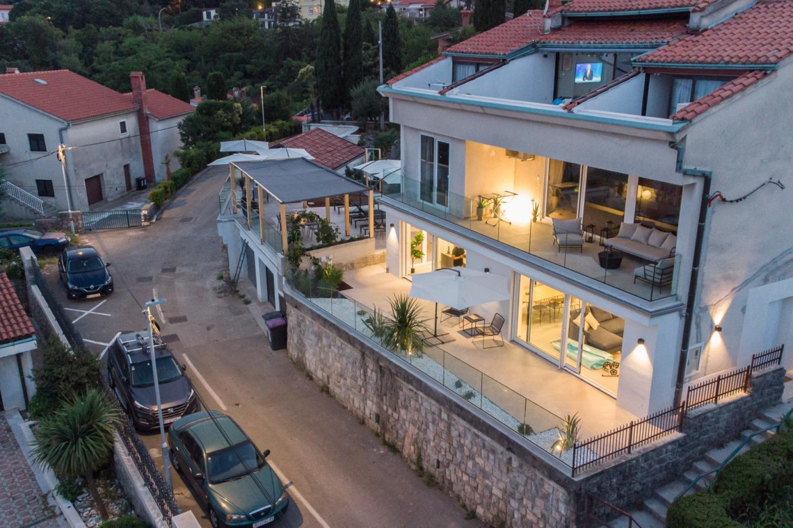 Elegantes Premium Apartment in Opatija mit Terrasse, modernem Interieur und Parkplatz. Ideal für Urlaub an der Adriaküste.