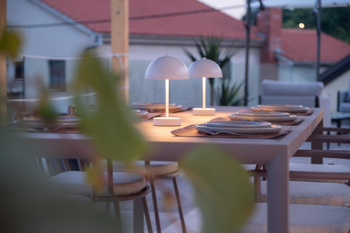 Gemütliche Terrasse im Premium Apartment Starfish Opatija, ideal für Abendessen bei Dämmerung.
