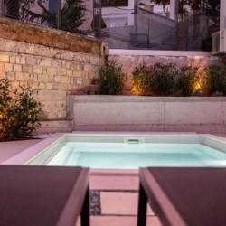 Gemütliches Apartment in Opatija mit kleinem Pool und stimmungsvoller Beleuchtung – ideal für entspannte Abende.