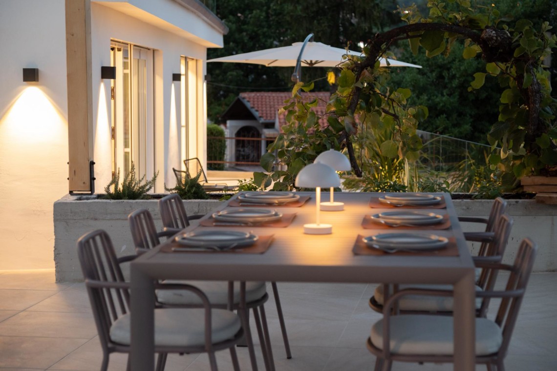 Gemütliche Terrasse in Opatija: stilvolles Abendessen im Freien, elegante Beleuchtung, ideal für Entspannung.