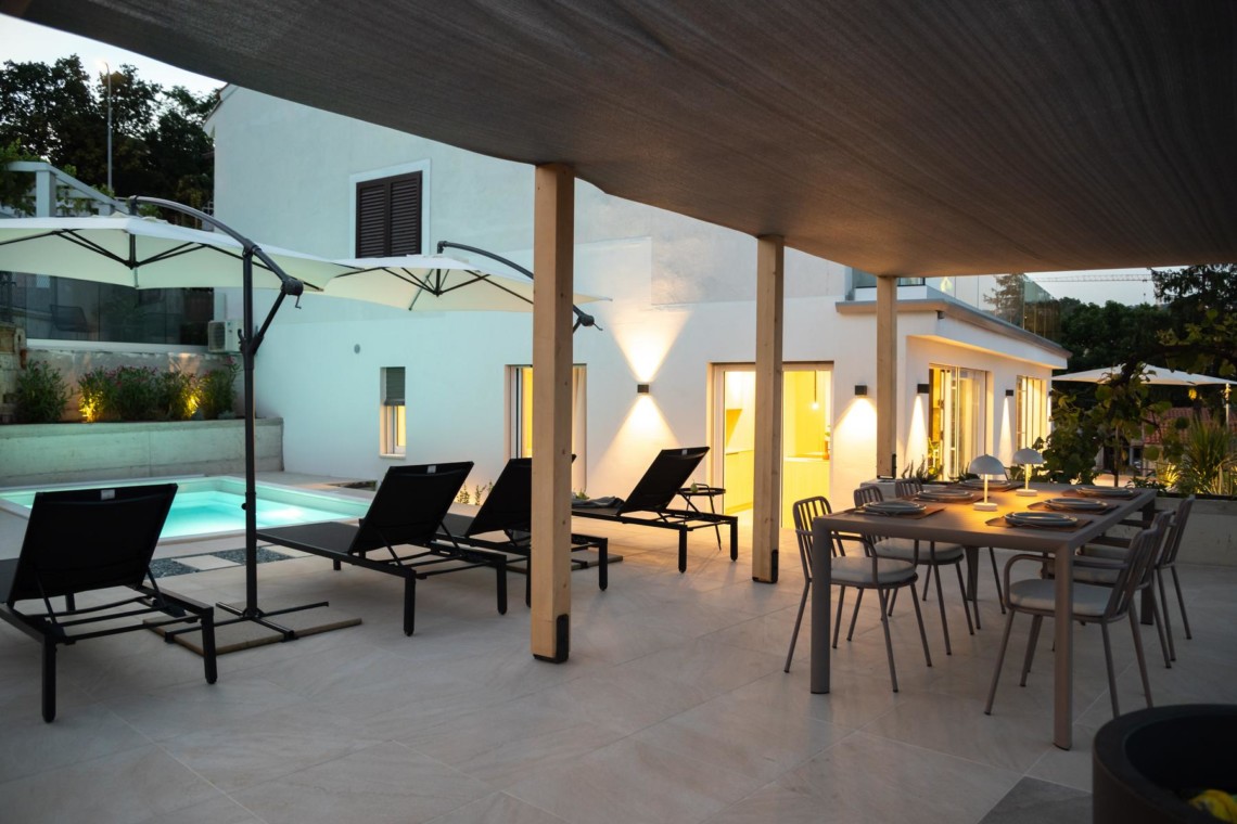 Gemütliche Ferienwohnung in Opatija mit Pool, Terrasse und modernem Ambiente, ideal für Entspannung.