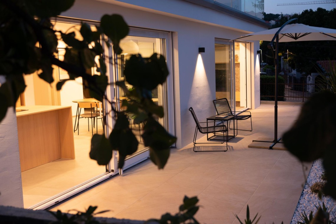 Stilvolles Premium Apartment in Opatija, ideal für entspannten Urlaub. Moderne Einrichtung & Terrasse zur Abendsonne. #OpatijaFerienwohnung