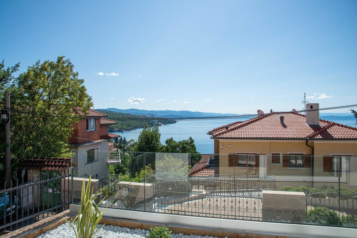 "Ferienwohnung in Opatija mit traumhafter Meerblick-Terrasse, perfekt für einen erholsamen Urlaub in Kroatien. Buchen Sie jetzt!"