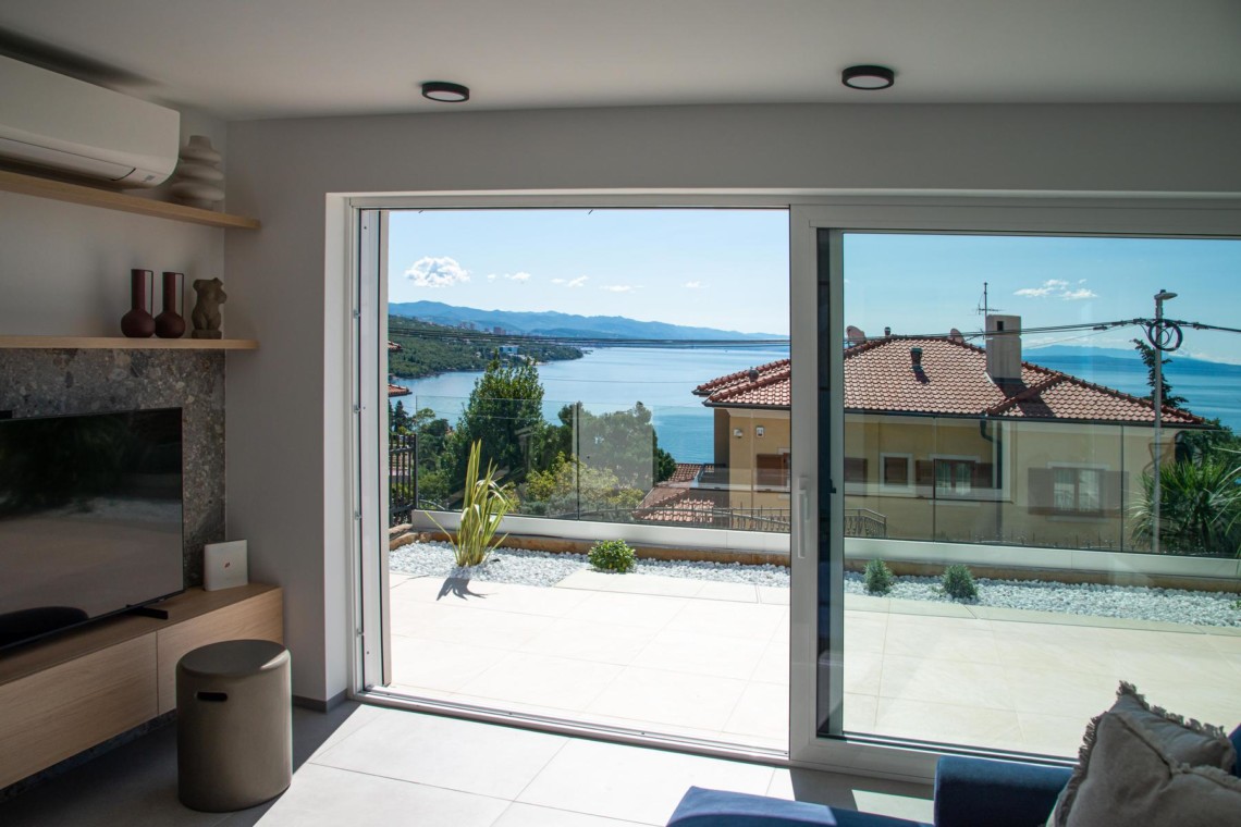 Herrlicher Meerblick von einem modernen Apartment in Opatija, ideal für Ihren Urlaub.