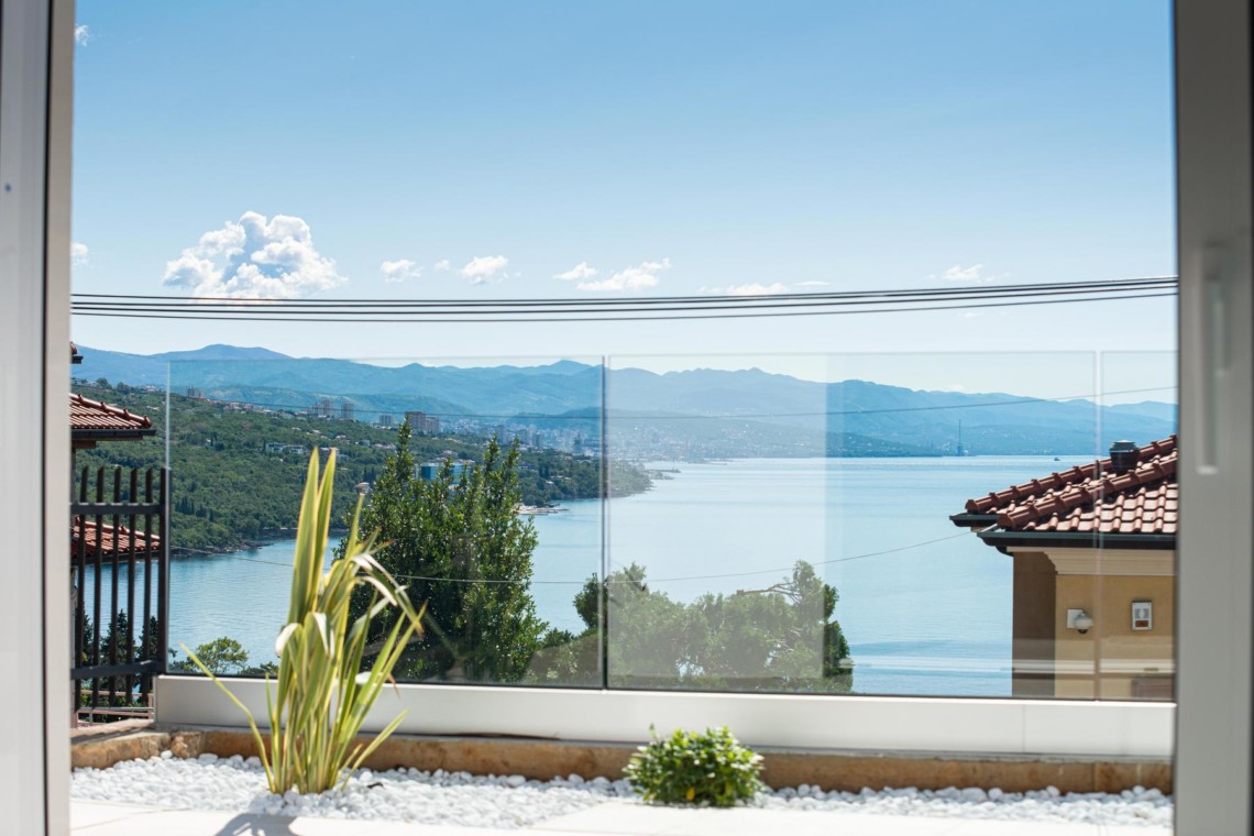 Idyllischer Meerblick in Opatija: Genießen Sie die Aussicht von der Premium Apartment Starfish Ferienwohnung. Ideal für Entspannung.