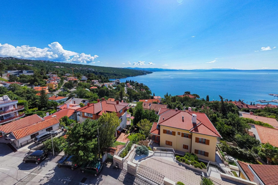 Atemberaubende Aussicht auf Opatija und Adria von einer Ferienwohnung aus. Ideal für Urlaub in Kroatien.