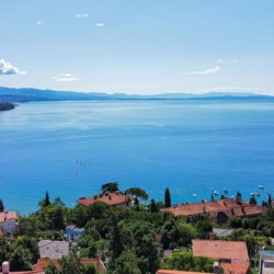 Atemberaubender Meerblick von einer Ferienunterkunft in Opatija, ideal für einen entspannenden Urlaub in Kroatien.