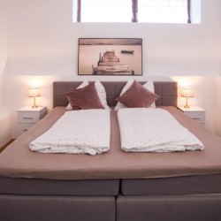 Gemütliches Schlafzimmer in einem Wellness-Apartment in Fischbachau, ideal für Entspannung und Erholung.