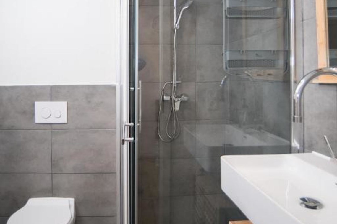 Modernes Badezimmer in Fischbachau Apartment, stilvolle Einrichtung mit Dusche. Ideal für Erholung & Wellness. #FerienwohnungFischbachau