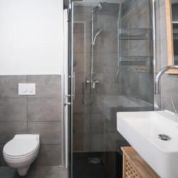 Modernes Badezimmer in Fischbachau Apartment, stilvolle Einrichtung mit Dusche. Ideal für Erholung & Wellness. #FerienwohnungFischbachau