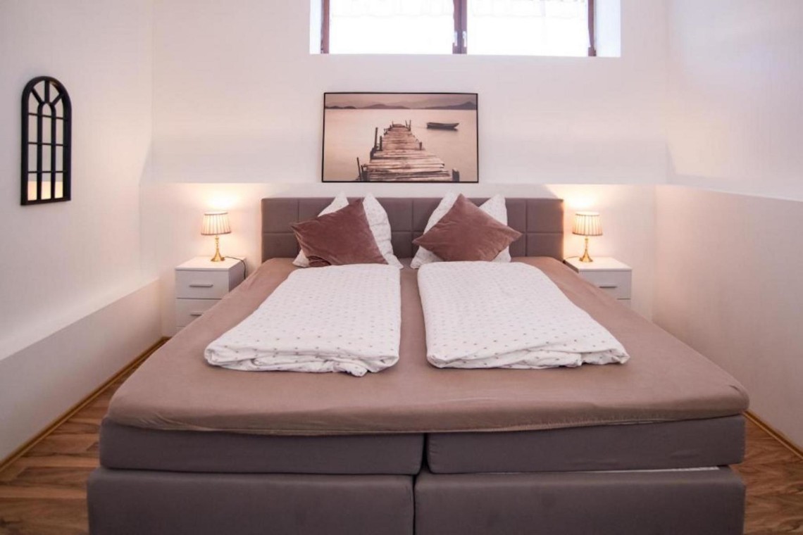 Gemütliches Schlafzimmer im Wellness Apartment Fischbachau, ideal für Erholungssuchende.