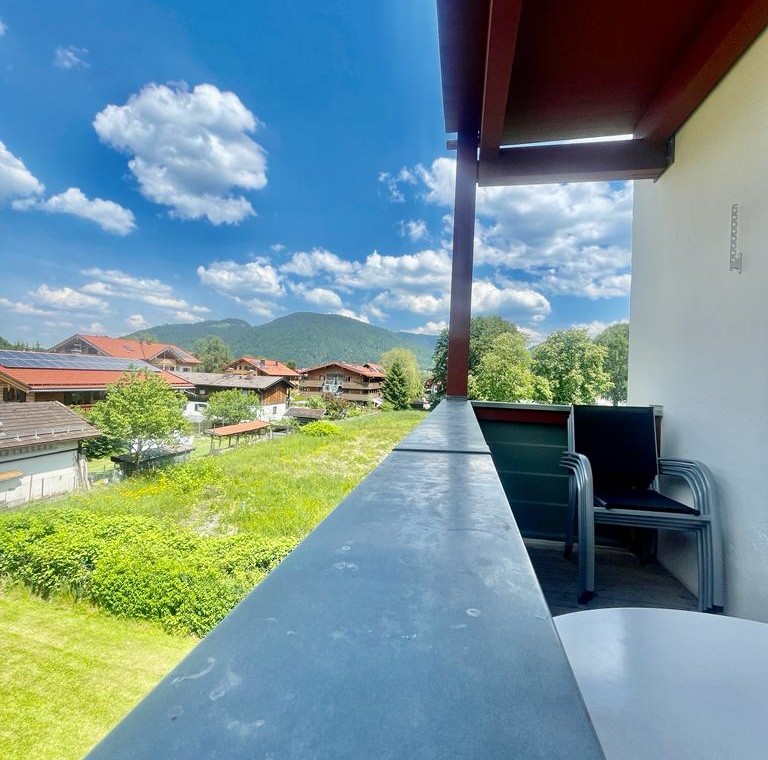 Gemütlicher Balkon mit Bergblick in Bad Wiessee, ideal für Urlaubserholung.