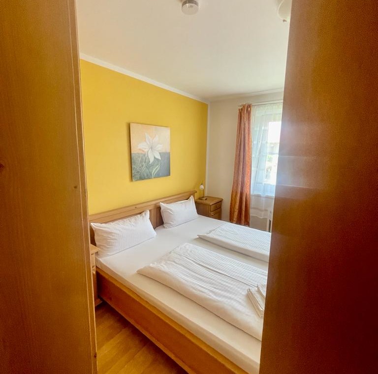 Gemütliches Schlafzimmer in Ferienwohnung Lilie, Bad Wiessee. Ideal für eine entspannte Auszeit.