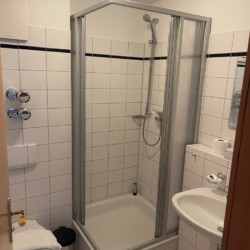 Sauberes Bad in Ferienwohnung Lilie, Bad Wiessee - ideal für Erholung & Komfort.