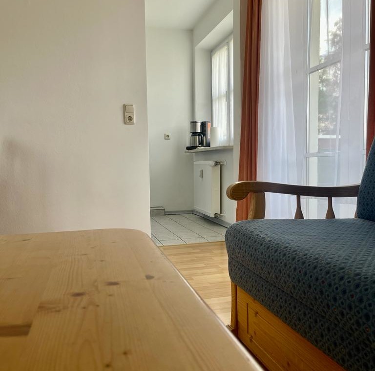 Helle Ferienwohnung in Bad Wiessee mit gemütlicher Sitzecke und Küchenbereich. Ideal für die Suche nach Entspannung.