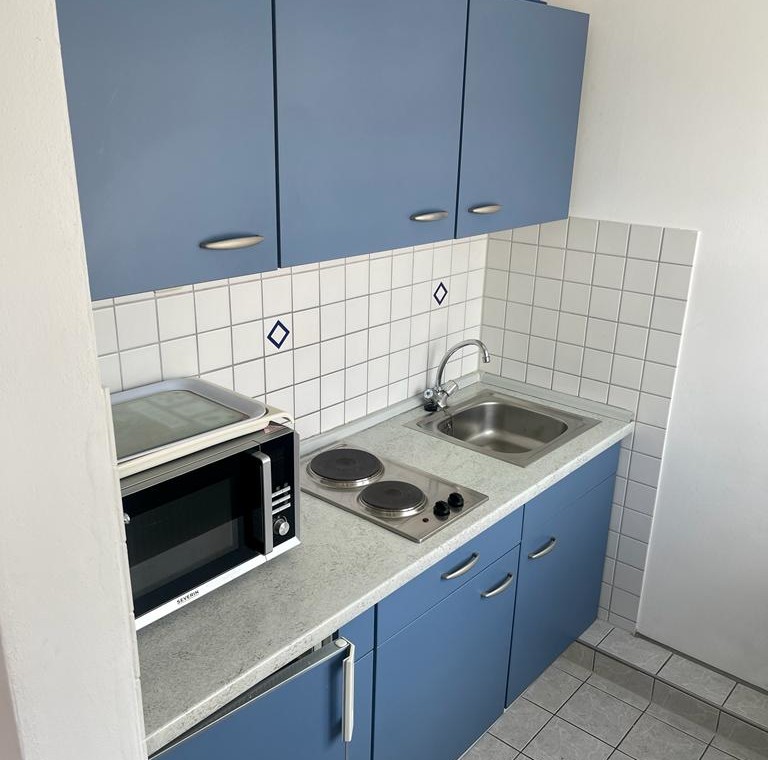 Gemütliche blaue Küchenzeile in Ferienwohnung Lilie, ideal für Selbstversorger in Bad Wiessee.
