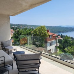 Blick von Ferienwohnung in Opatija: Terrasse mit Meerblick, moderne Möbel, ideal für entspannten Urlaub.