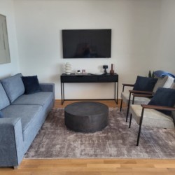 Elegantes Apartment in Opatija: stilvolles Wohnzimmer mit gemütlichen Sofas und modernem TV. Ideal für Urlaub.