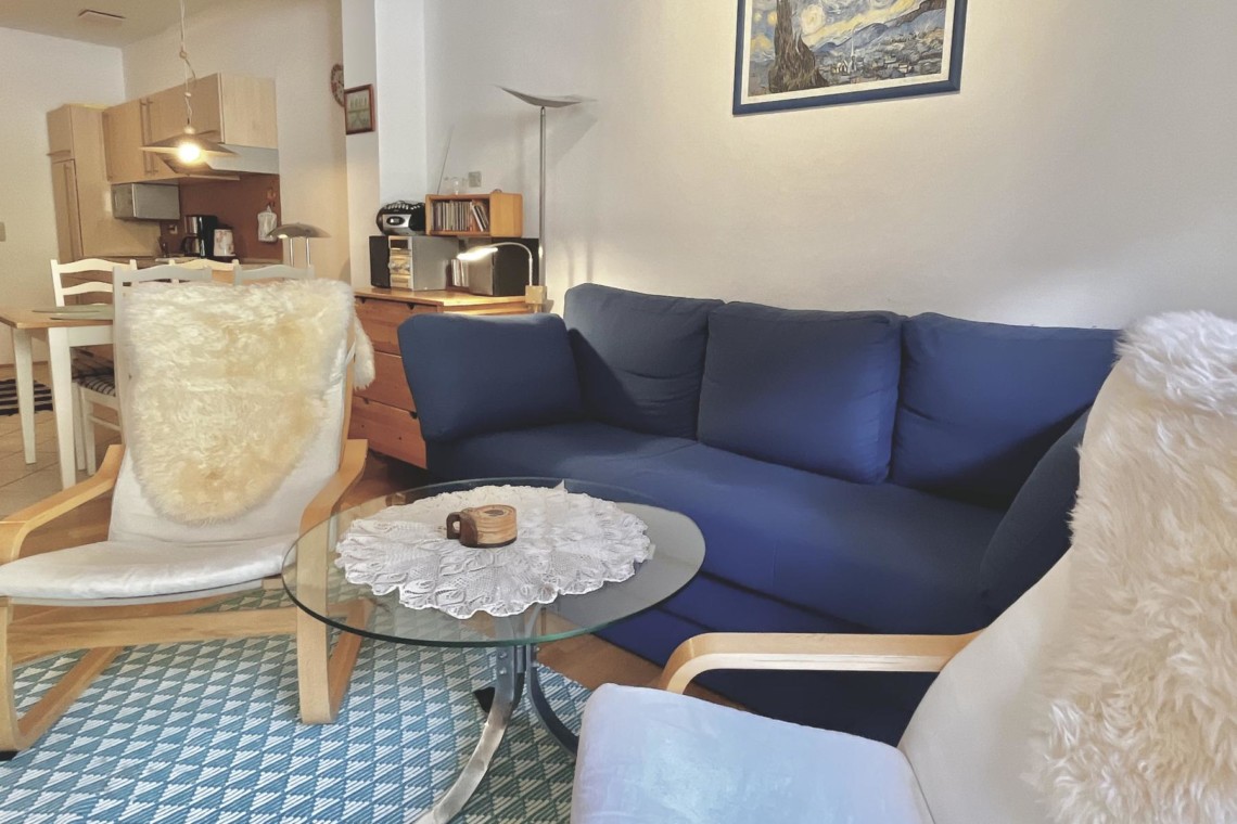 Gemütliches Ferienappartement in Schliersee mit blauem Sofa, moderner Einrichtung & heller Atmosphäre. Ideal für Wanderurlaub. #SchlierseeUnterkunft