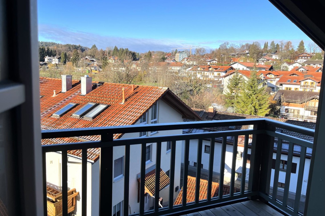 Aussicht auf Gmund vom Balkon einer gemütlichen Dachwohnung, ideal für Urlaub am Tegernsee.