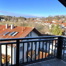 Aussicht auf Gmund vom Balkon einer gemütlichen Dachwohnung, ideal für Urlaub am Tegernsee.