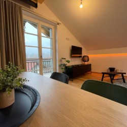 Gemütliche Dachgeschoss-Wohnung in Gmund mit Balkon und modernem Interieur. Ideal für den Tegernsee-Urlaub.