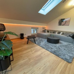 Gemütliches Premium Apartment in Gmund mit modernem Interieur, stimmungsvoller Beleuchtung und komfortablem Wohnraum – ideal für Tegernsee-Urlaub.