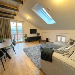 Gemütliche Premium-Dachwohnung in Gmund, ideal für Tegernsee-Urlaub mit stilvollem Interieur und Balkon.